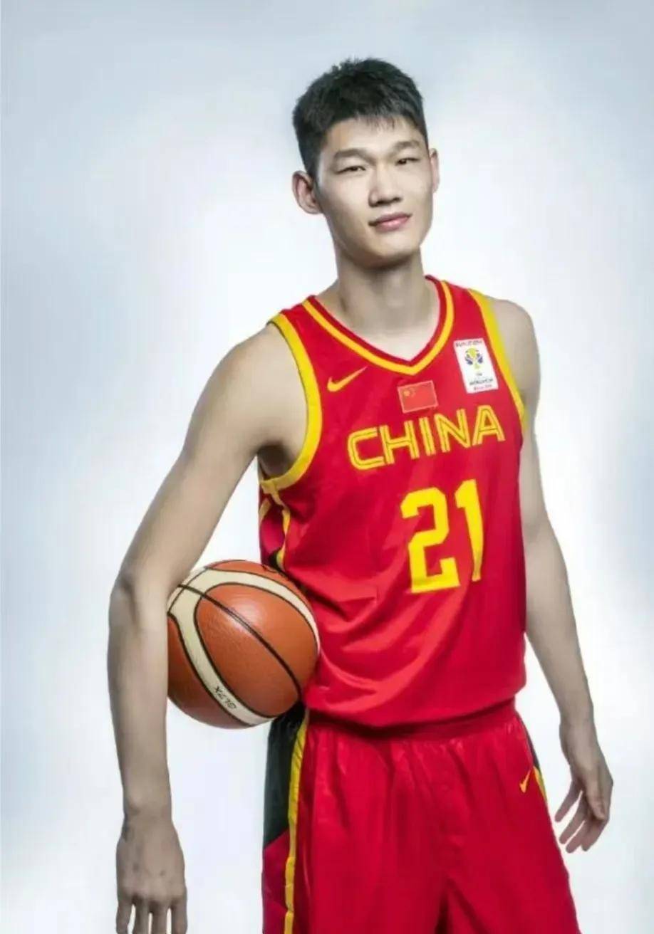 爱游戏入口-球员状态火热！篮球联赛各队争夺冠军胜算未定