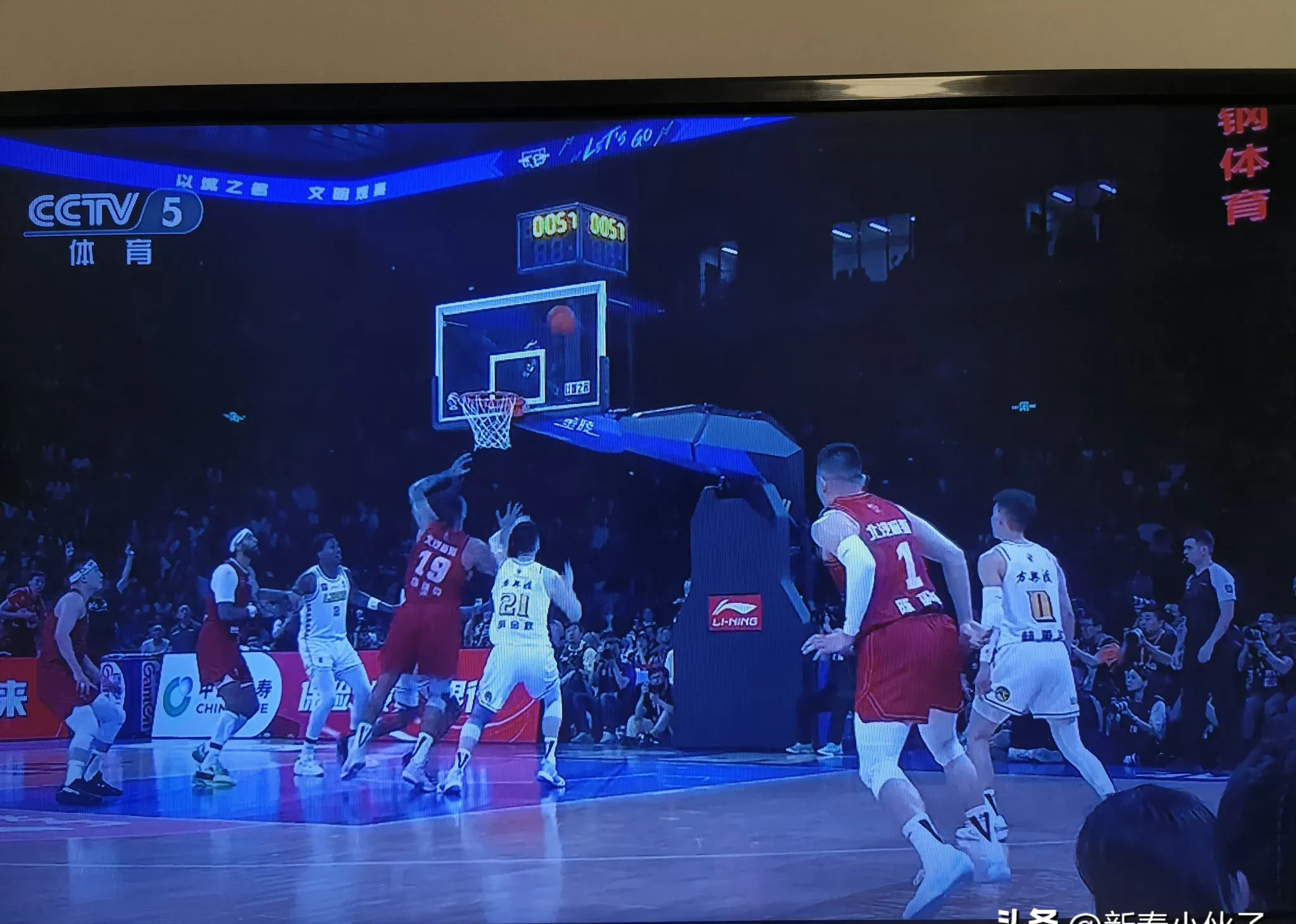 爱游戏官网-热情高涨：篮球比赛现场球迷激情呐喊，士气高涨的简单介绍