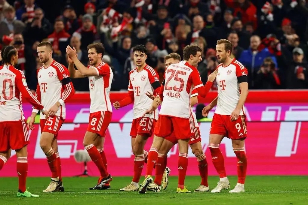 门兴格拉德巴赫客场战平拜仁慕尼黑，双方握手言和的简单介绍